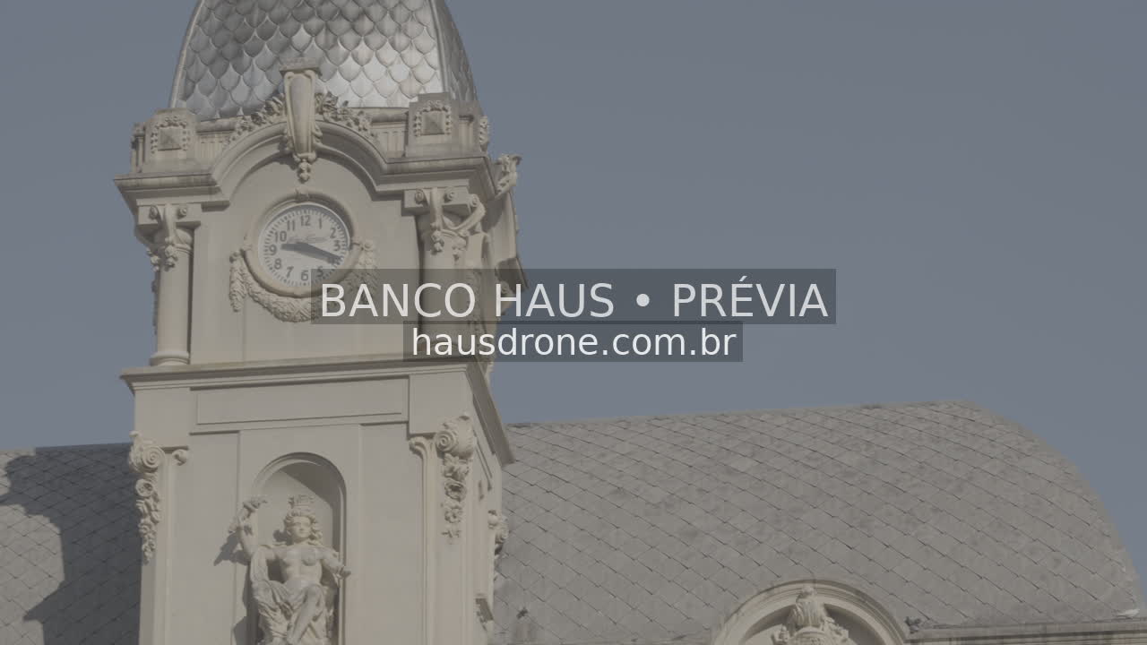 Detalhes de fachada histórica — Rua XV de Novembro em Curitiba, Paraná.