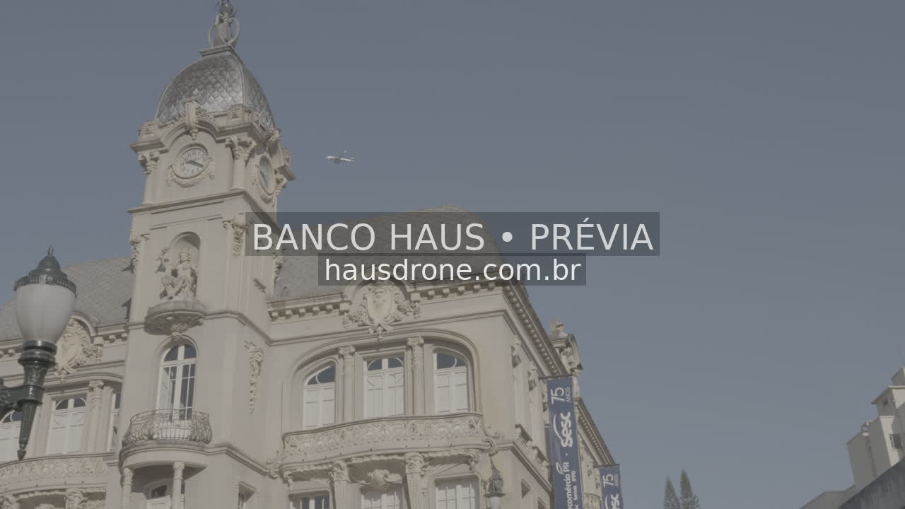 Detalhes de fachada histórica — Rua XV de Novembro em Curitiba, Paraná.