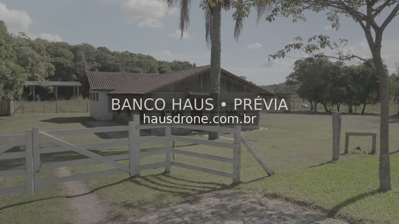 Construções e áreas verdes no ambiente rural — São Luiz do Purunã, Paraná, Paraná.