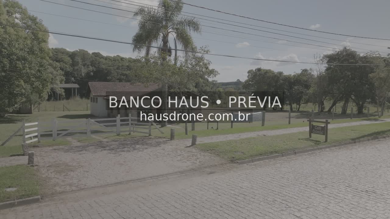 Construções e áreas verdes no ambiente rural — São Luiz do Purunã, Paraná, Paraná.