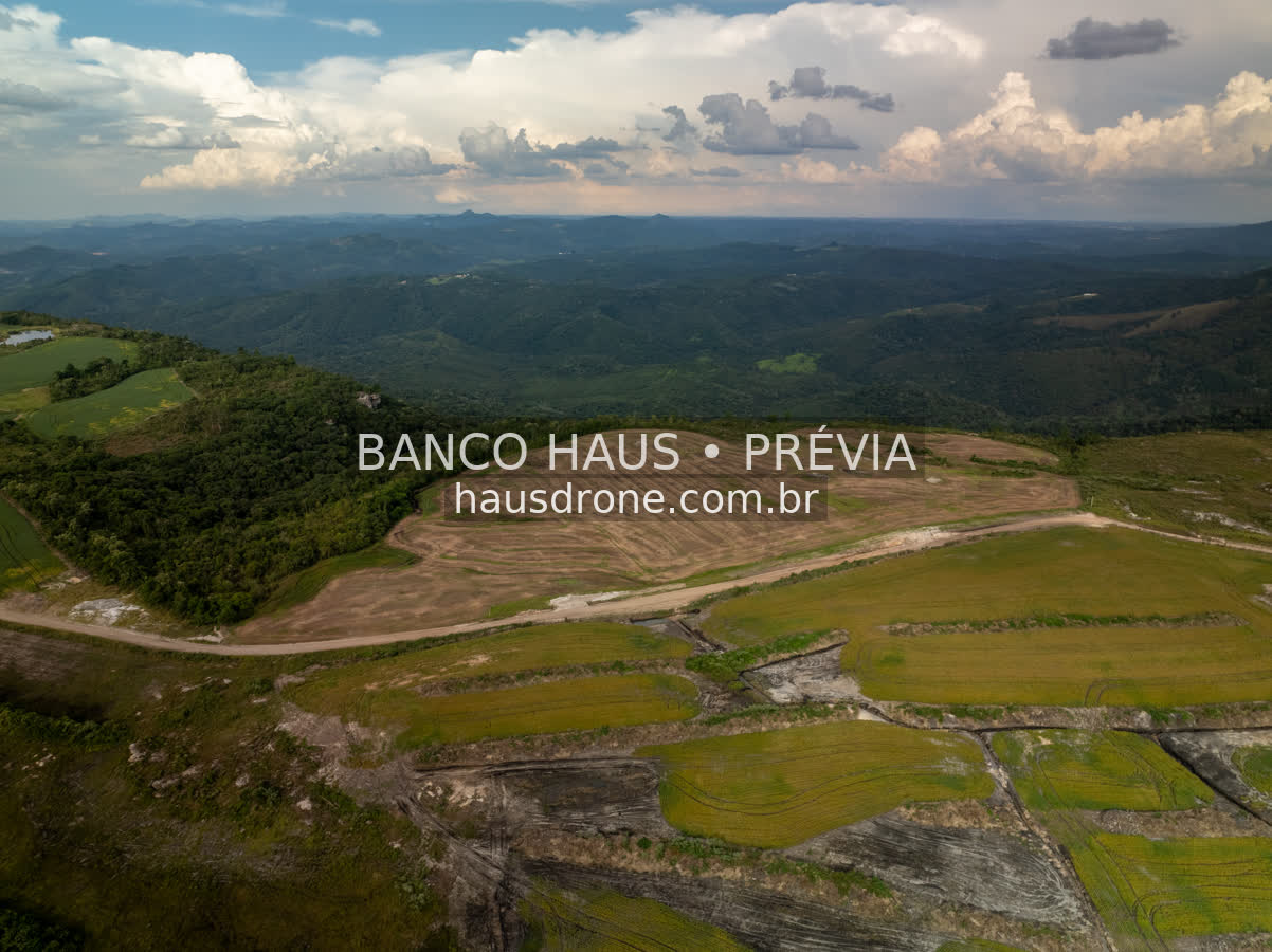 Escarpas, campos e mata em vista aérea — São Luiz do Purunã, Paraná, Paraná.