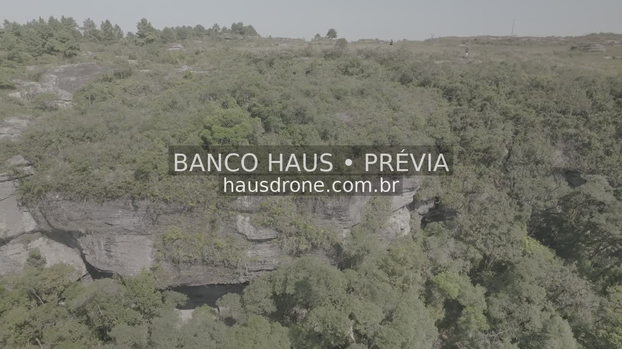 Escarpas, campos e mata em vista aérea — São Luiz do Purunã, Paraná, Paraná.