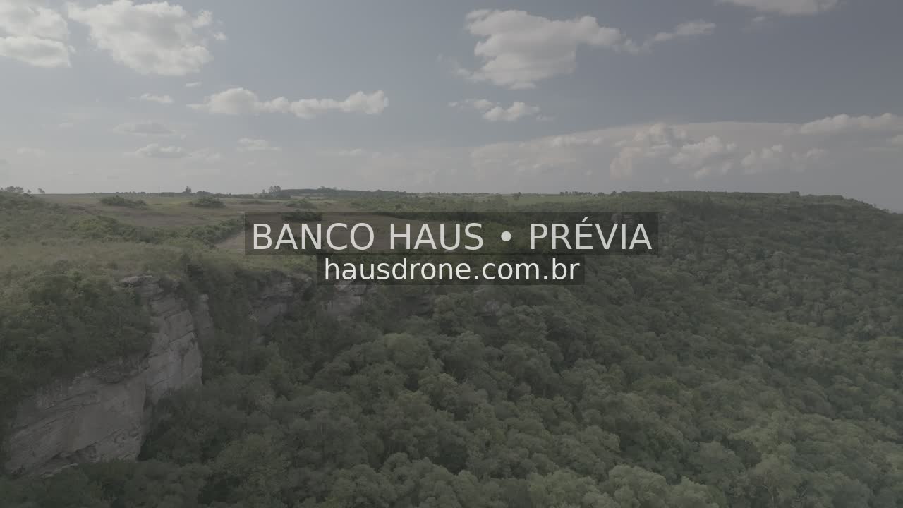 Escarpas, campos e mata em vista aérea — São Luiz do Purunã, Paraná, Paraná.