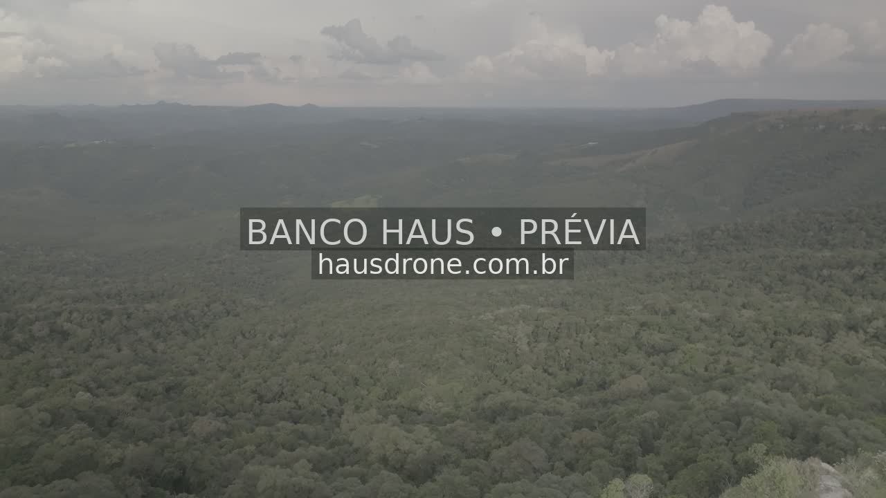 Escarpas, campos e mata em vista aérea — São Luiz do Purunã, Paraná, Paraná.