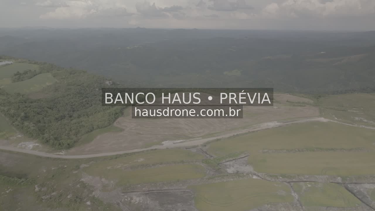 Escarpas, campos e mata em vista aérea — São Luiz do Purunã, Paraná, Paraná.