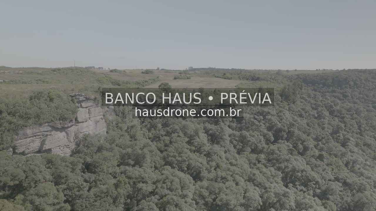 Escarpas, campos e mata em vista aérea — São Luiz do Purunã, Paraná, Paraná.