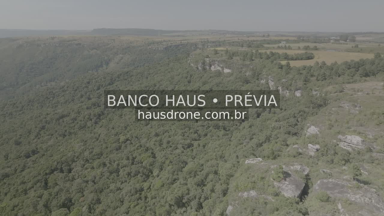 Escarpas, campos e mata em vista aérea — São Luiz do Purunã, Paraná, Paraná.