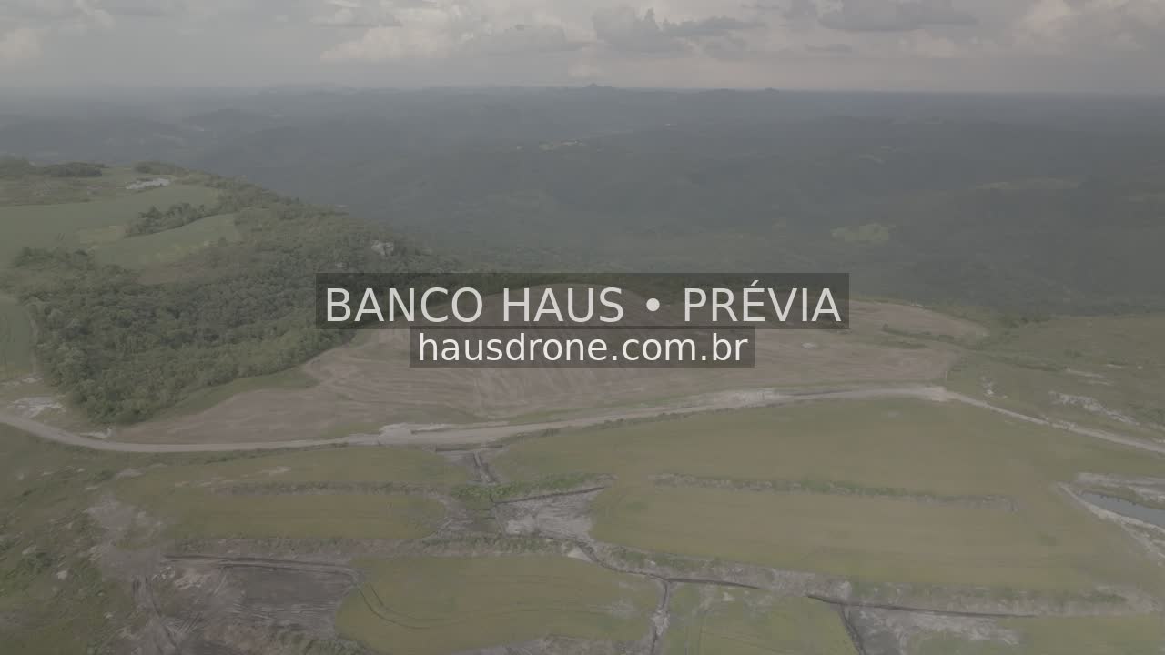 Escarpas, campos e mata em vista aérea — São Luiz do Purunã, Paraná, Paraná.