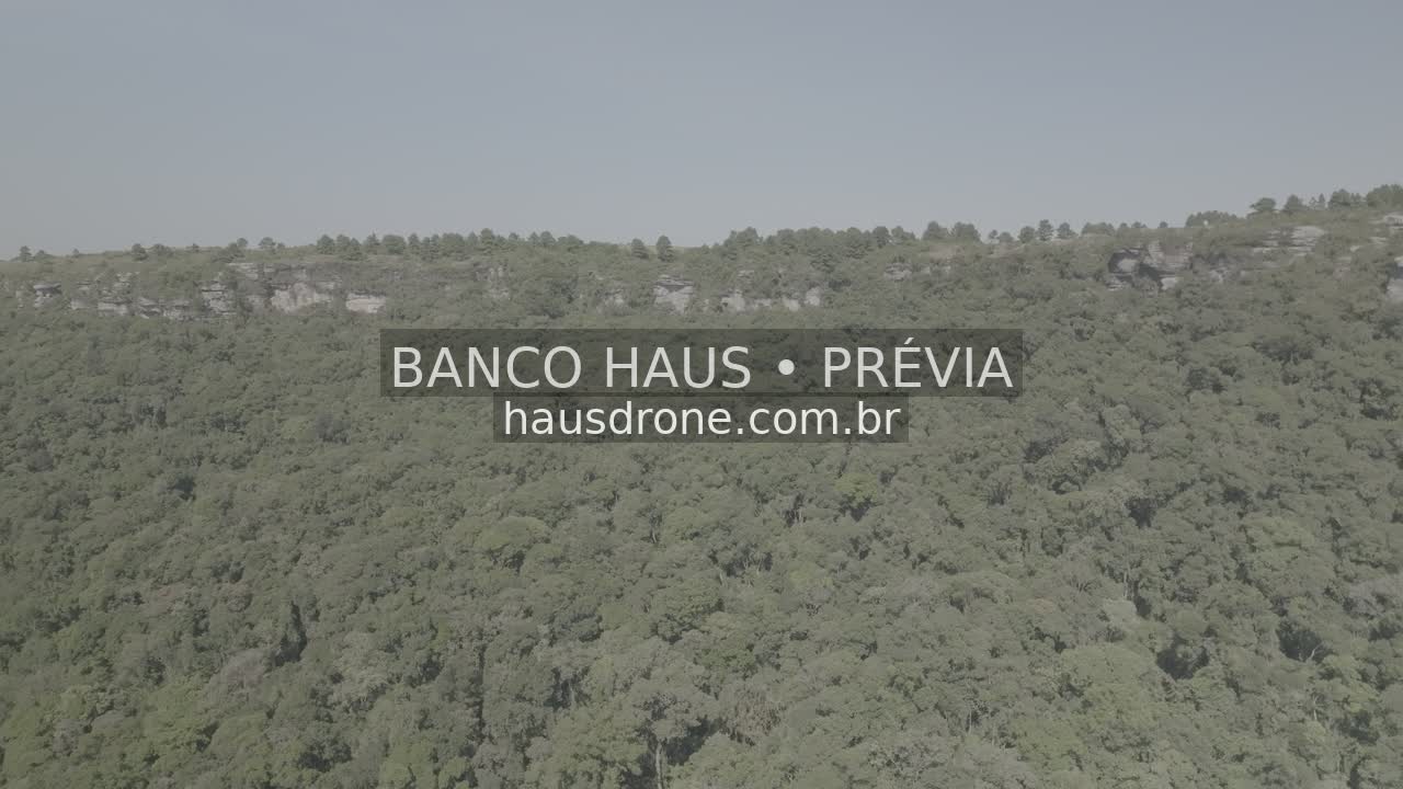 Escarpas, campos e mata em vista aérea — São Luiz do Purunã, Paraná, Paraná.