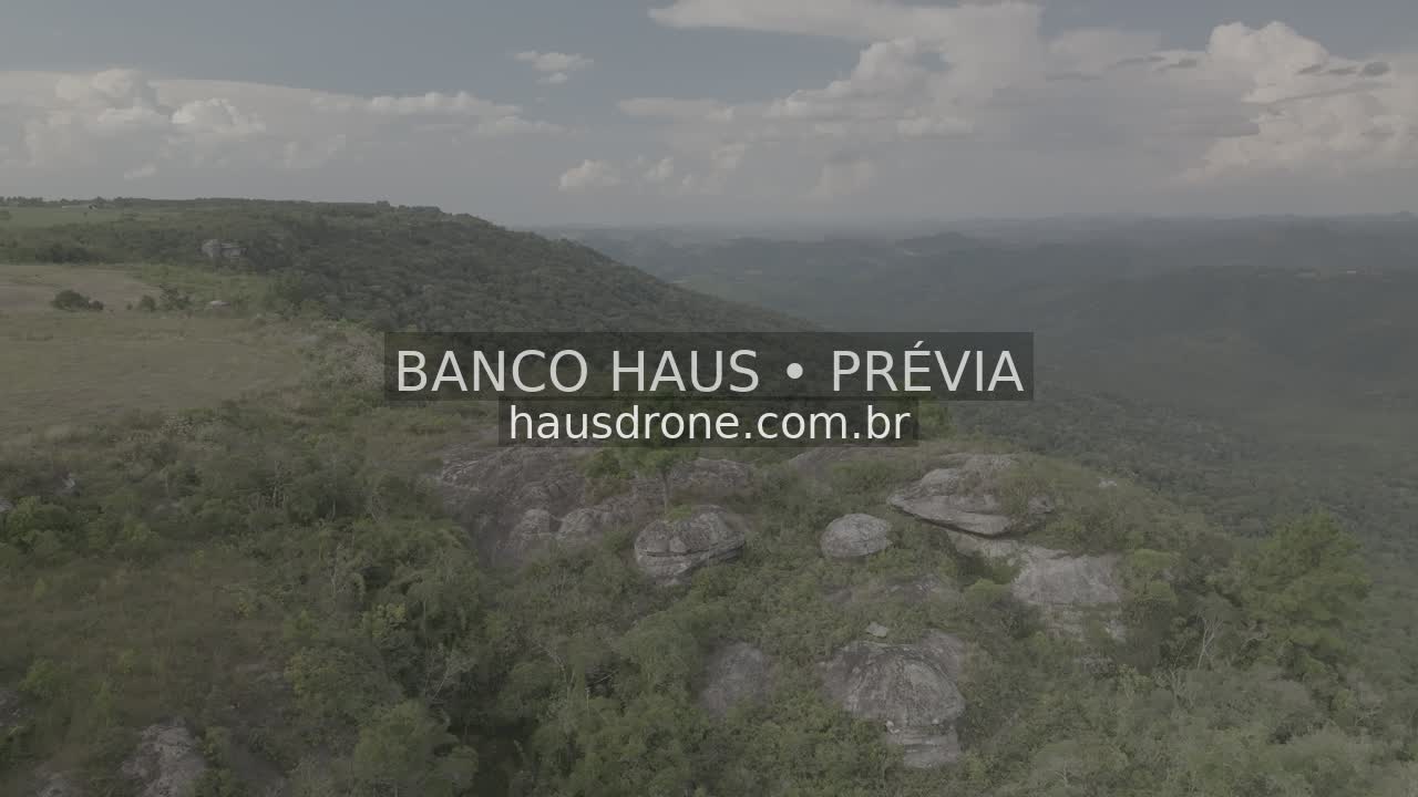 Escarpas, campos e mata em vista aérea — São Luiz do Purunã, Paraná, Paraná.
