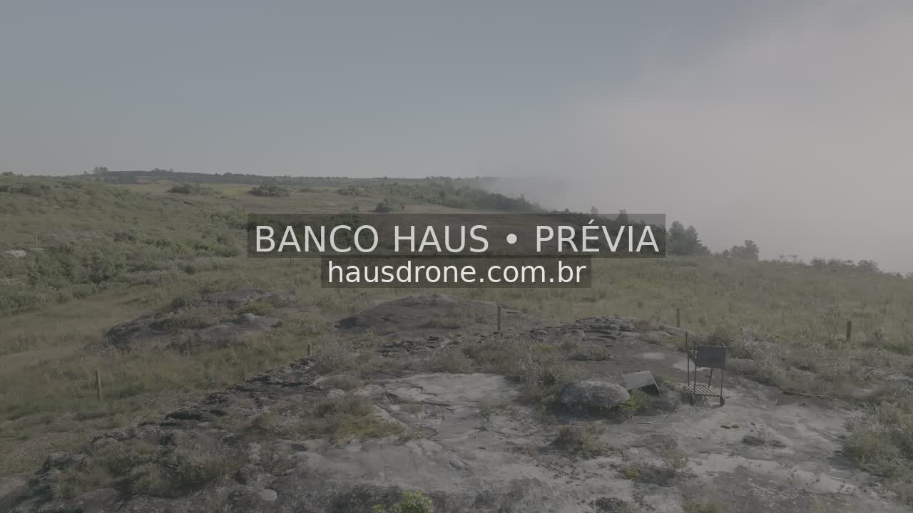 Escarpas, campos e mata em vista aérea — São Luiz do Purunã, Paraná, Paraná.