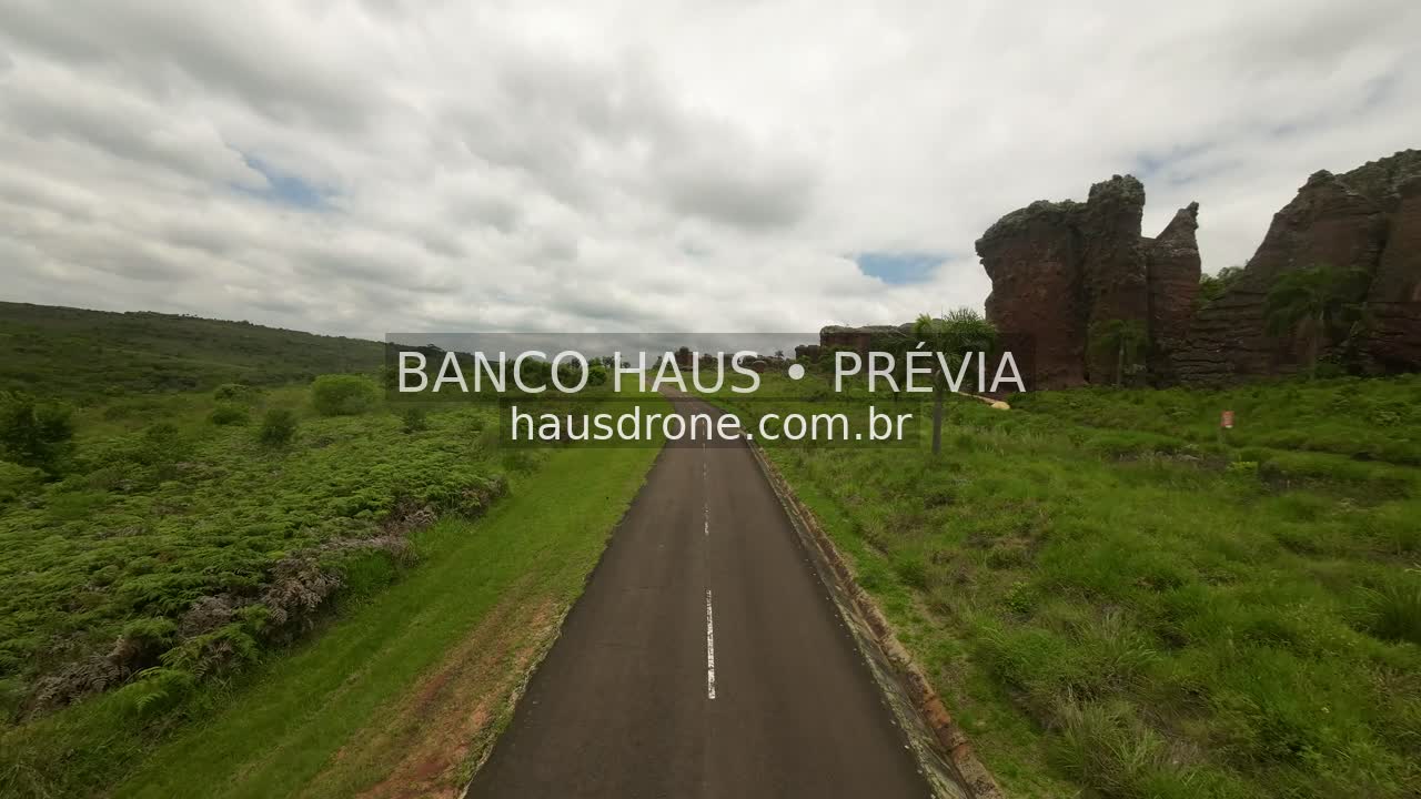 Estrada entre campos e formações rochosas — Vila Velha em Ponta Grossa, Paraná.