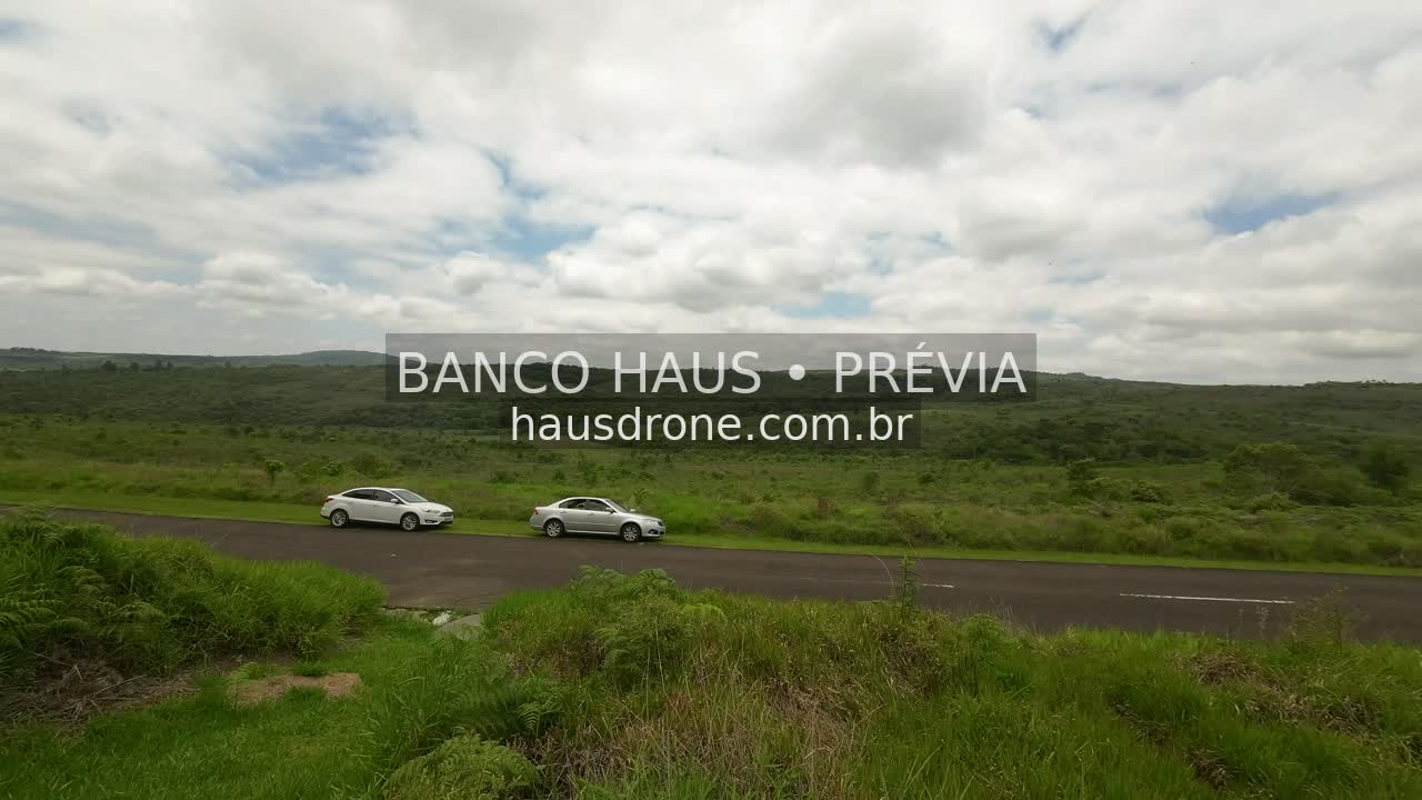 Estrada entre campos e formações rochosas — Vila Velha em Ponta Grossa, Paraná.