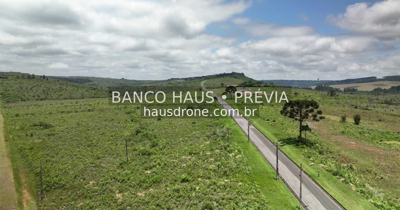 Estrada entre campos e formações rochosas — Vila Velha em Ponta Grossa, Paraná.