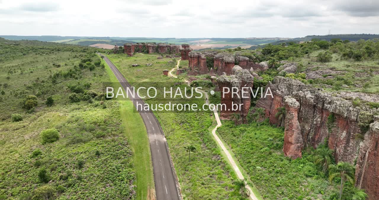 Estrada entre campos e formações rochosas — Vila Velha em Ponta Grossa, Paraná.