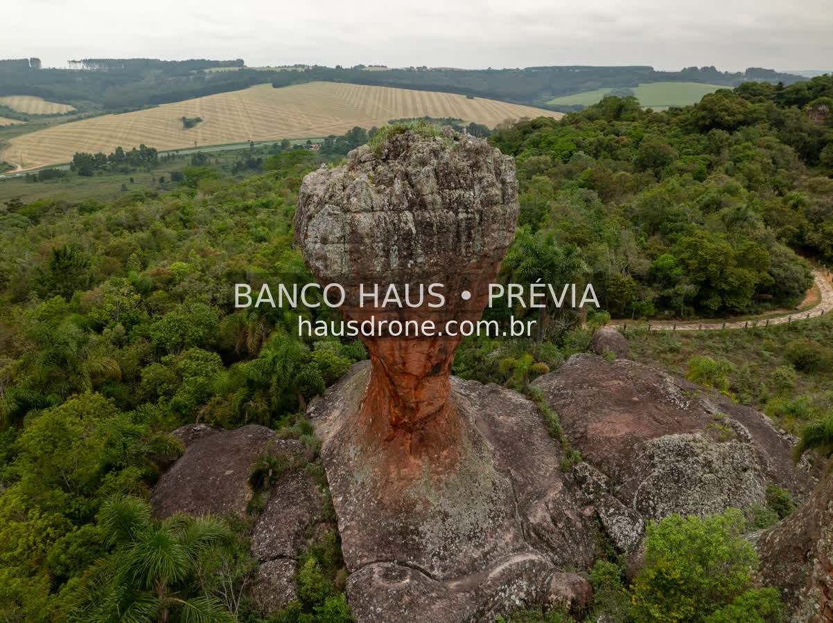 Formação de arenito em destaque — Vila Velha em Ponta Grossa, Paraná.