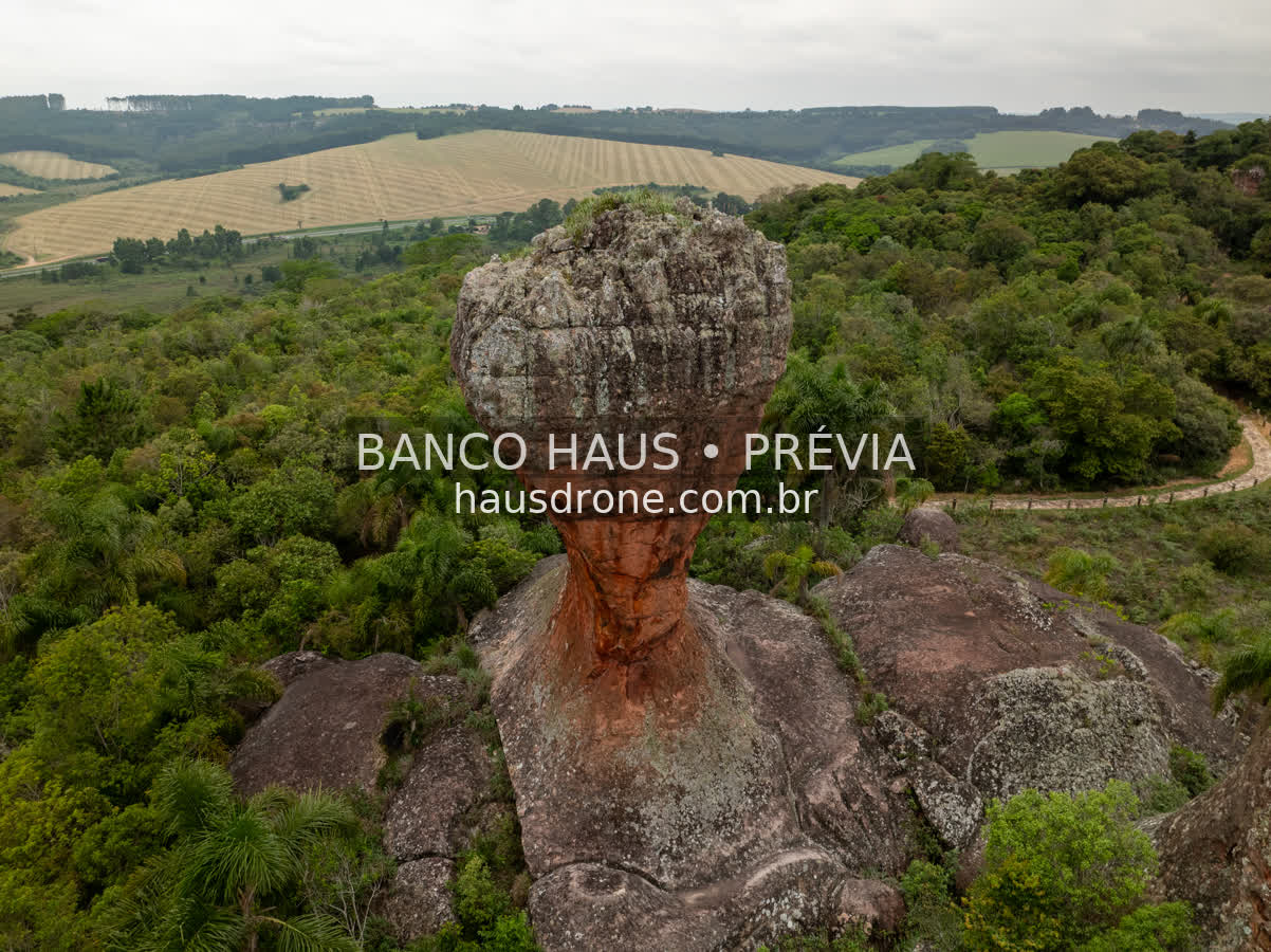 Formação de arenito em destaque — Vila Velha em Ponta Grossa, Paraná.