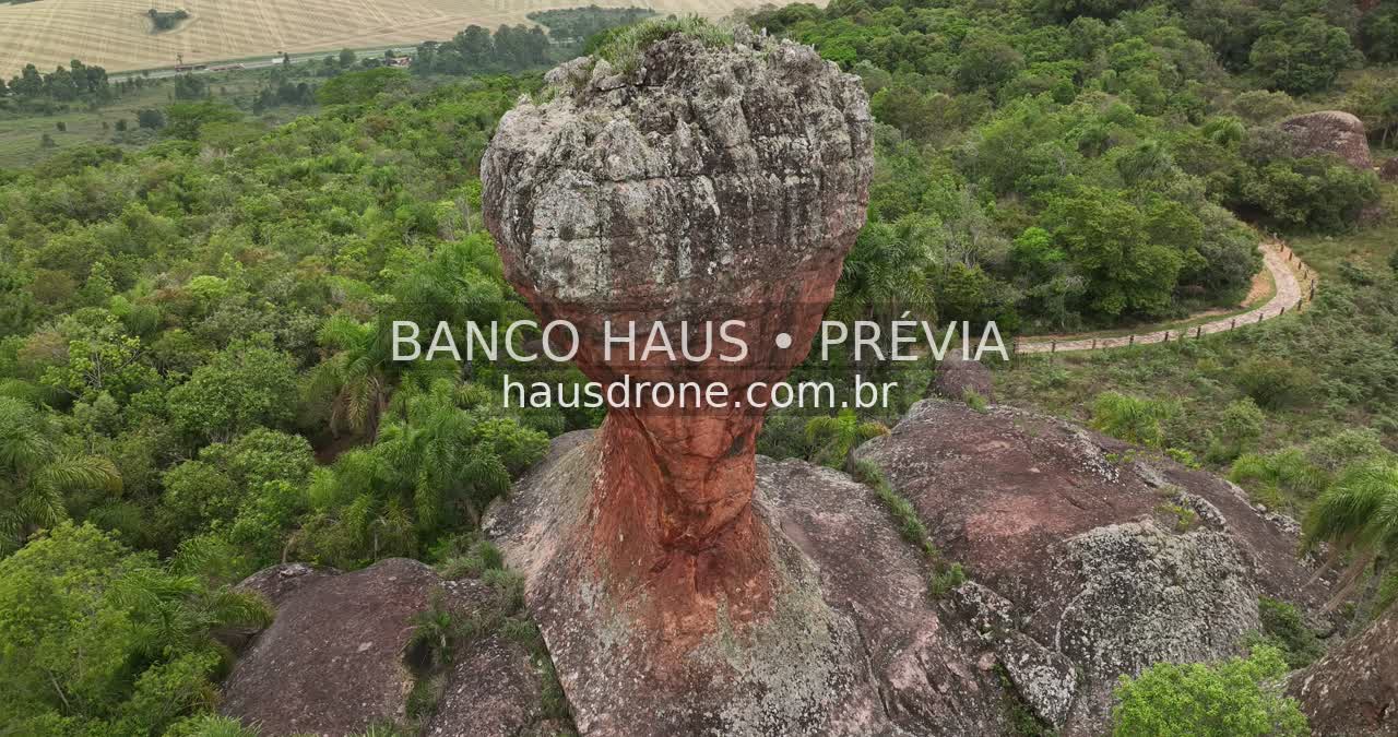 Formação de arenito em destaque — Vila Velha em Ponta Grossa, Paraná.