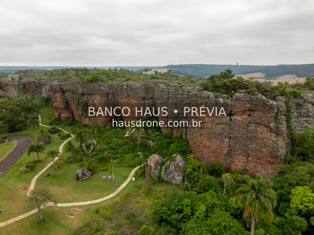 Formações rochosas e vegetação — Vila Velha em Ponta Grossa, Paraná.