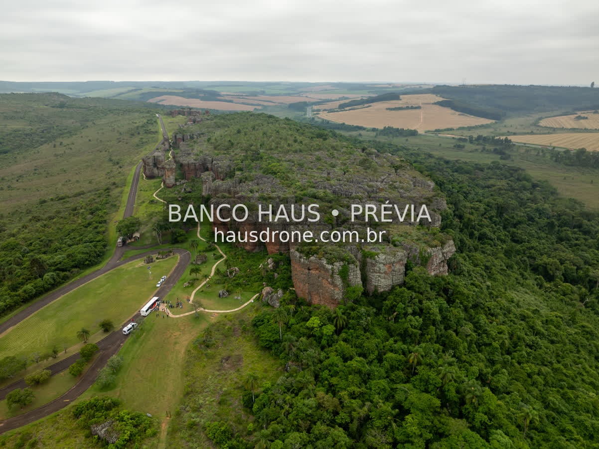 Formações rochosas e vegetação — Vila Velha em Ponta Grossa, Paraná.