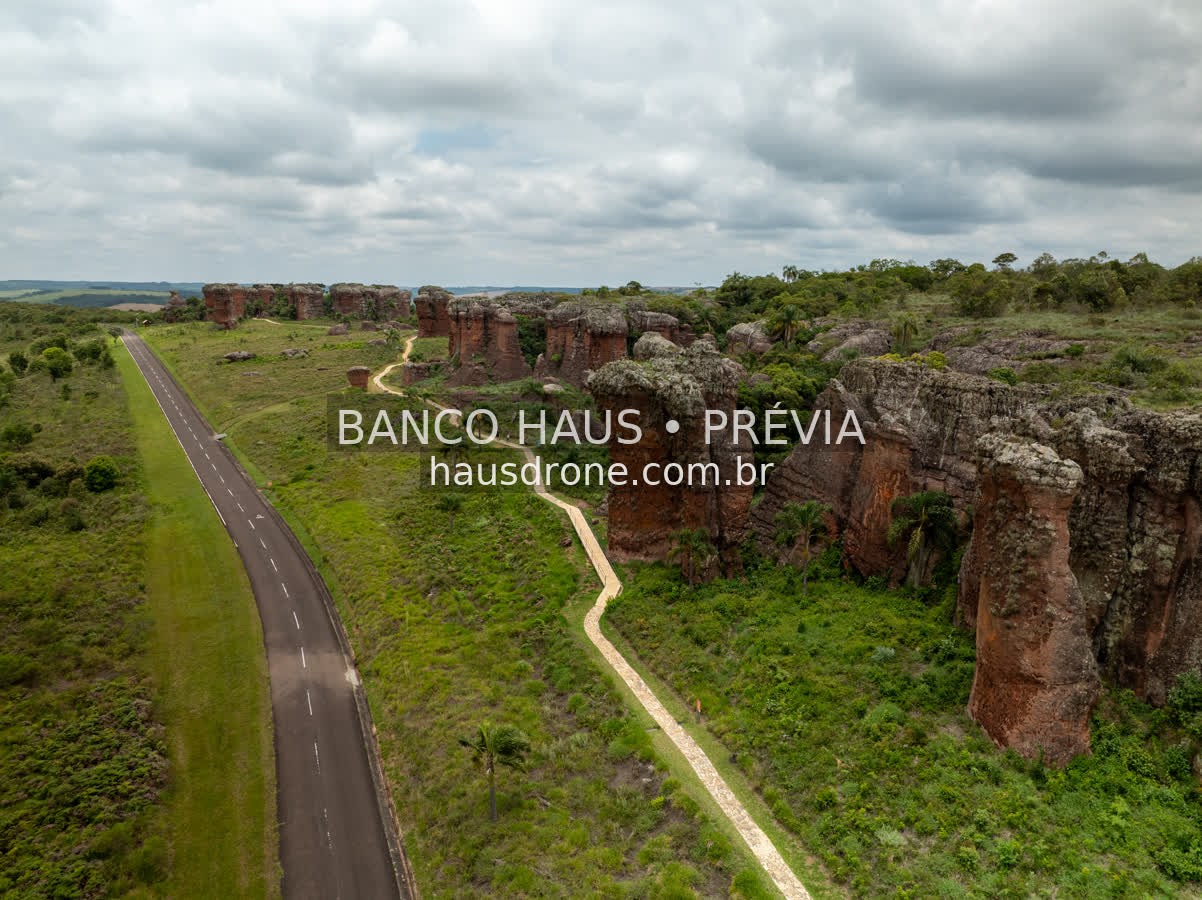 Formações rochosas e vegetação — Vila Velha em Ponta Grossa, Paraná.