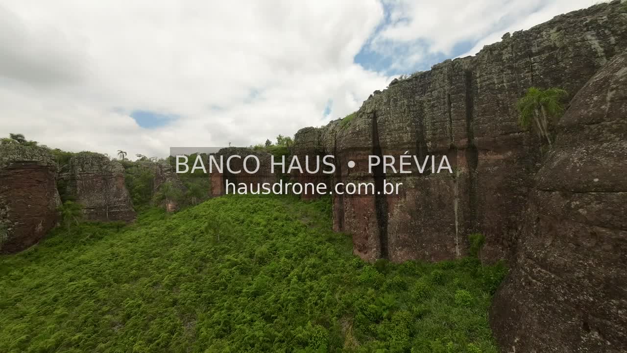 Formações rochosas e vegetação — Vila Velha em Ponta Grossa, Paraná.