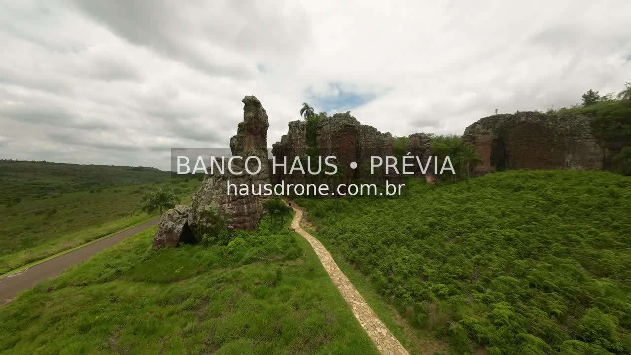 Formações rochosas e vegetação — Vila Velha em Ponta Grossa, Paraná.