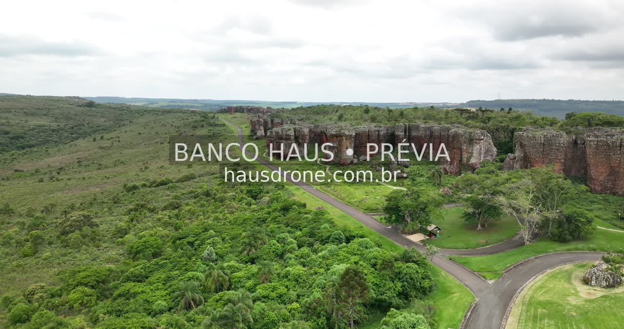 Formações rochosas e vegetação — Vila Velha em Ponta Grossa, Paraná.