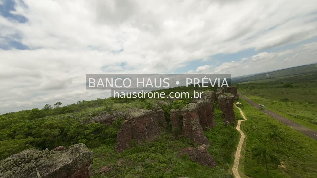 Formações rochosas e vegetação — Vila Velha em Ponta Grossa, Paraná.