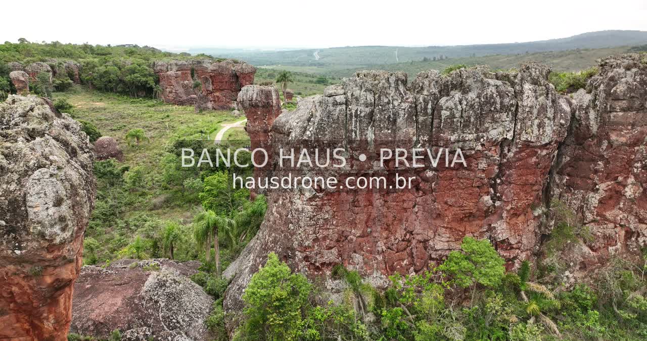 Formações rochosas e vegetação — Vila Velha em Ponta Grossa, Paraná.