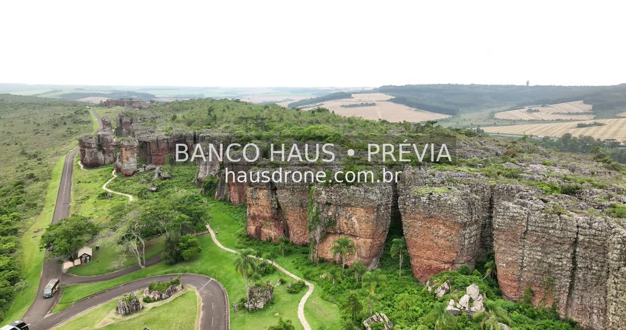 Formações rochosas e vegetação — Vila Velha em Ponta Grossa, Paraná.
