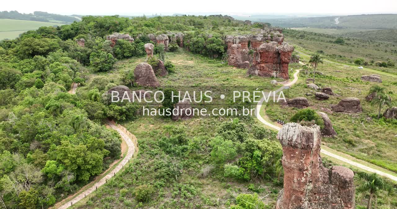 Formações rochosas e vegetação — Vila Velha em Ponta Grossa, Paraná.