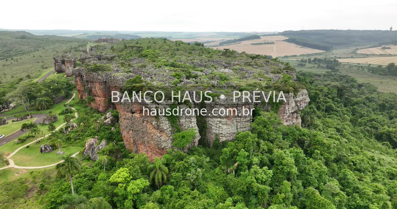Formações rochosas e vegetação — Vila Velha em Ponta Grossa, Paraná.