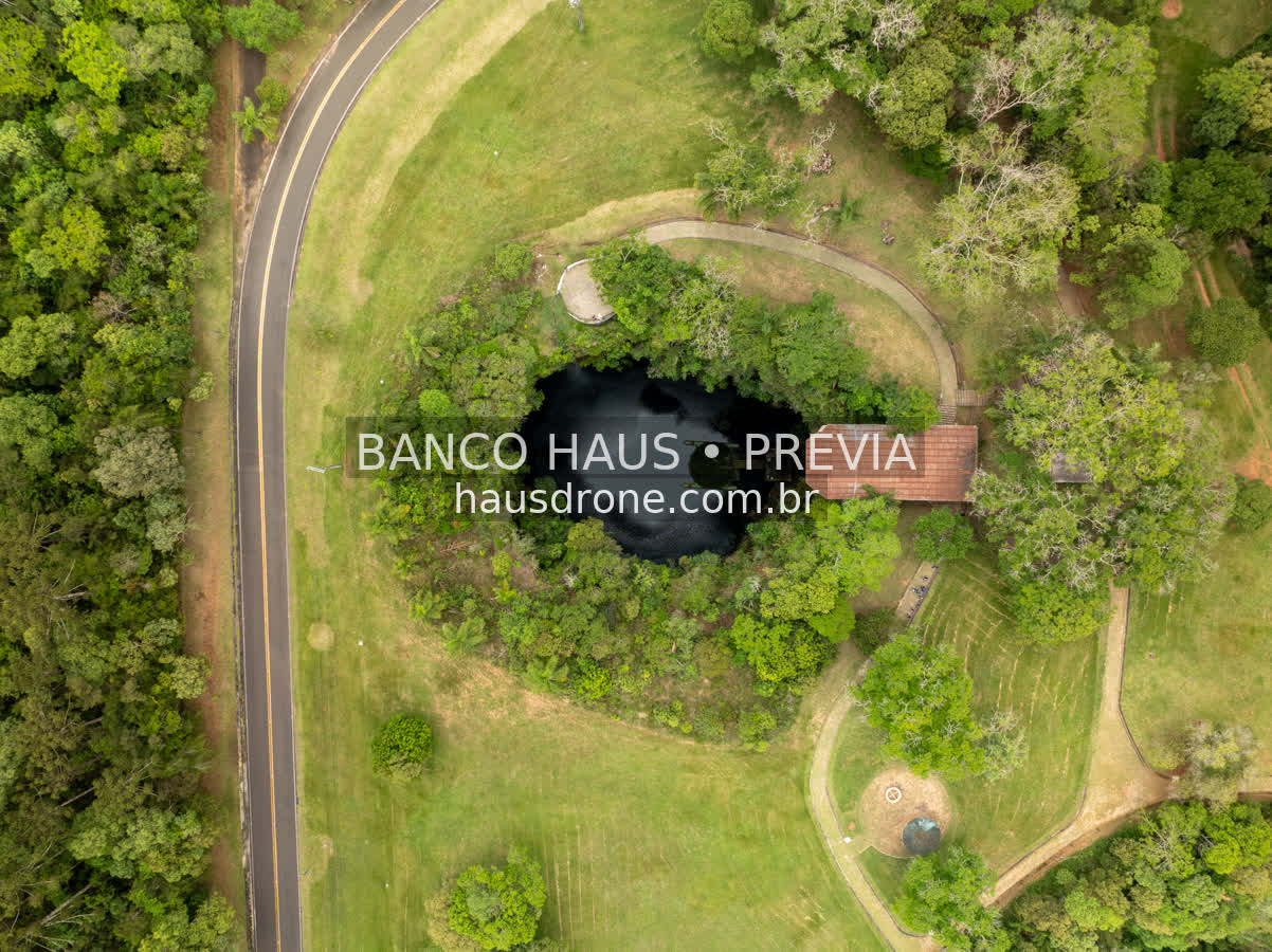 Furna e vegetação em vista aérea — Vila Velha em Ponta Grossa, Paraná.