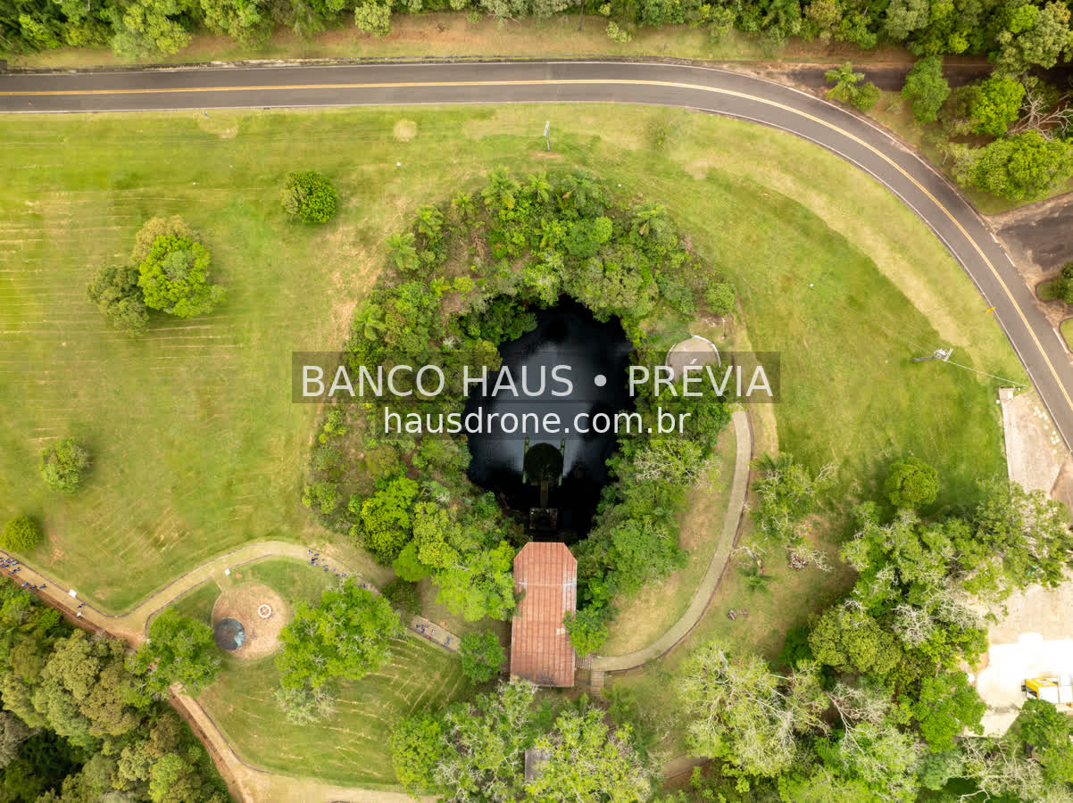 Furna e vegetação em vista aérea — Vila Velha em Ponta Grossa, Paraná.