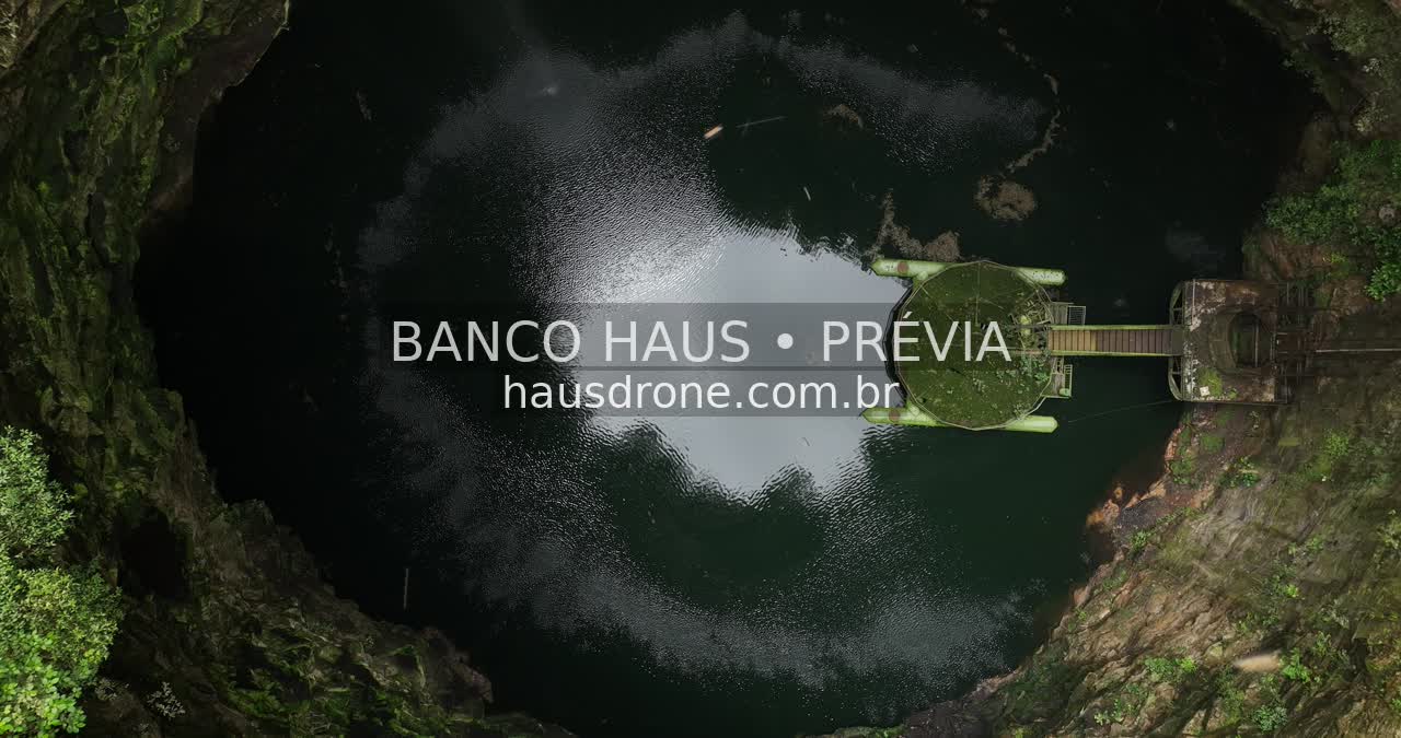Furna e vegetação em vista aérea — Vila Velha em Ponta Grossa, Paraná.