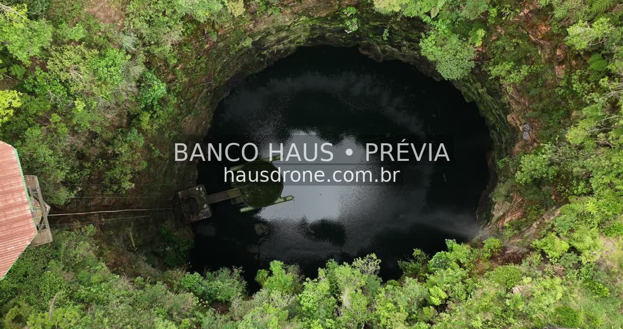 Furna e vegetação em vista aérea — Vila Velha em Ponta Grossa, Paraná.