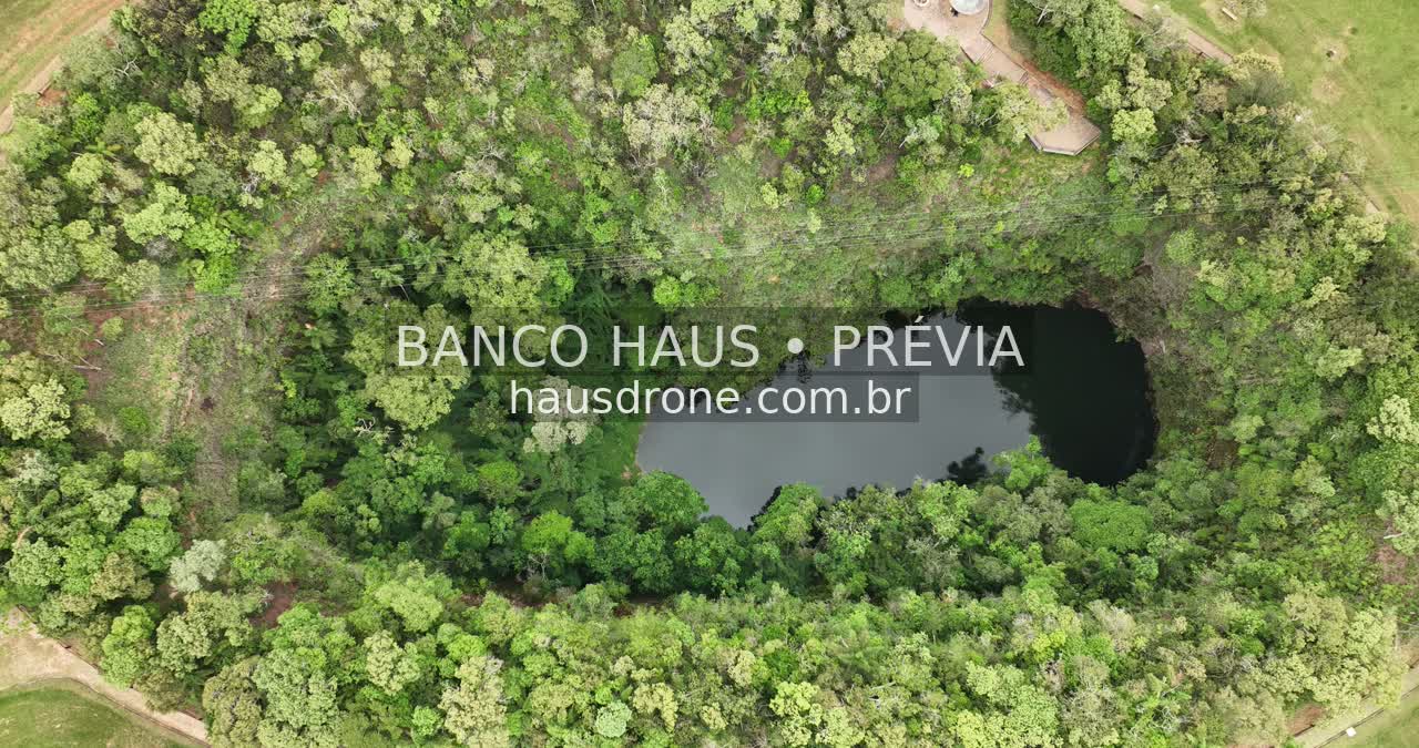 Furna e vegetação em vista aérea — Vila Velha em Ponta Grossa, Paraná.