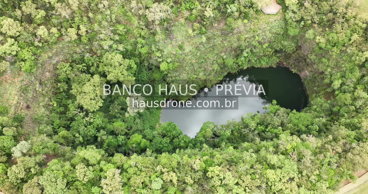 Furna e vegetação em vista aérea — Vila Velha em Ponta Grossa, Paraná.