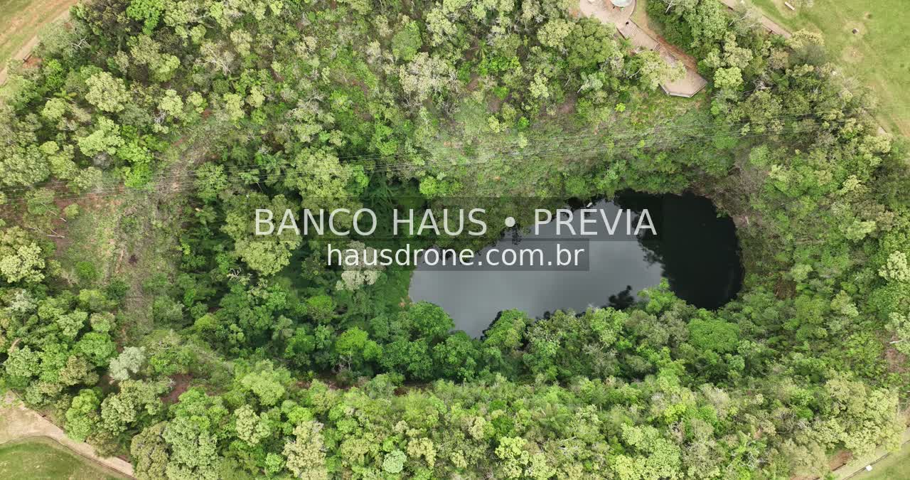 Furna e vegetação em vista aérea — Vila Velha em Ponta Grossa, Paraná.