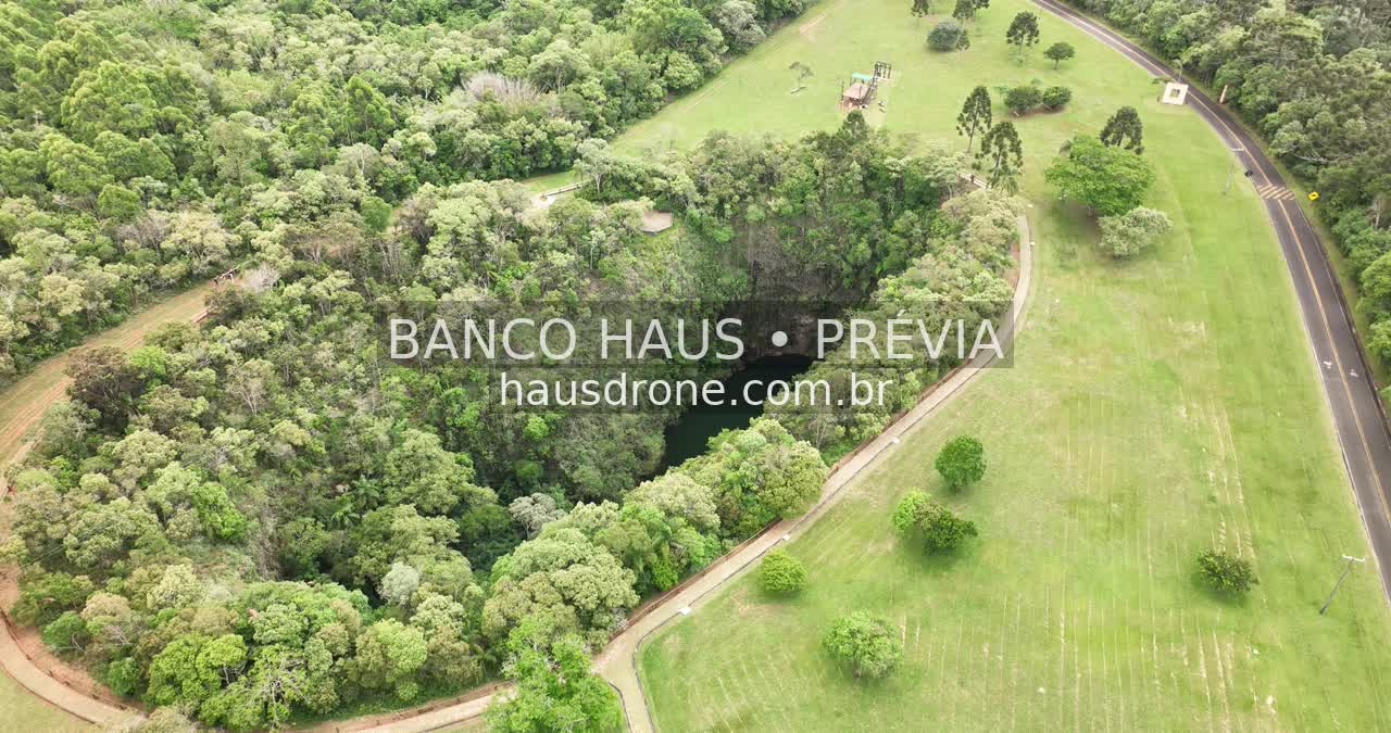 Furna e vegetação em vista aérea — Vila Velha em Ponta Grossa, Paraná.