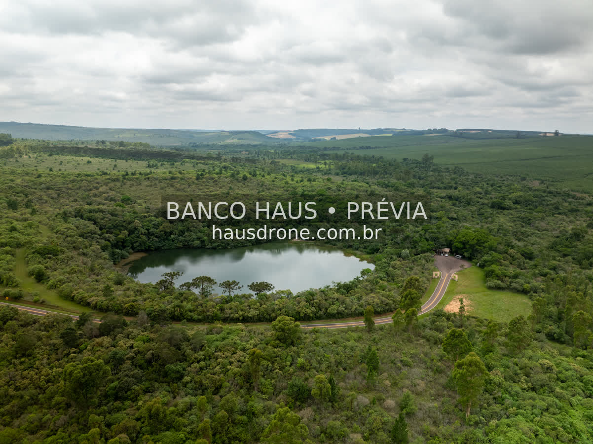 Lagoa cercada por vegetação — Vila Velha em Ponta Grossa, Paraná.