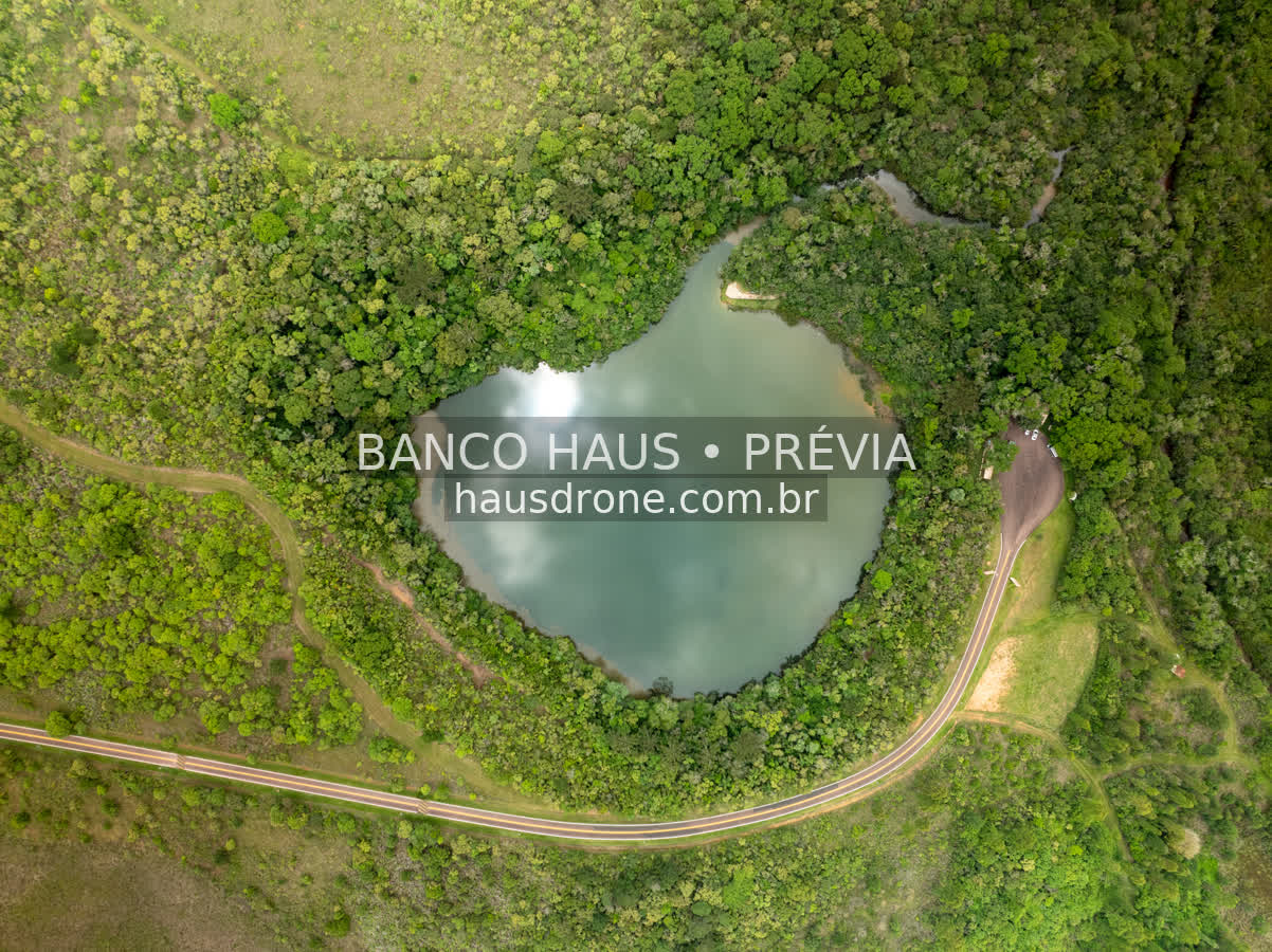 Lagoa cercada por vegetação — Vila Velha em Ponta Grossa, Paraná.