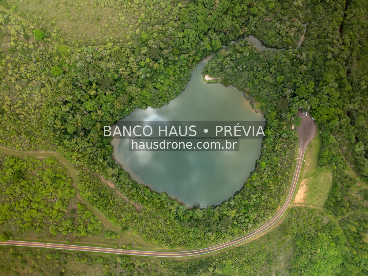 Lagoa cercada por vegetação — Vila Velha em Ponta Grossa, Paraná.