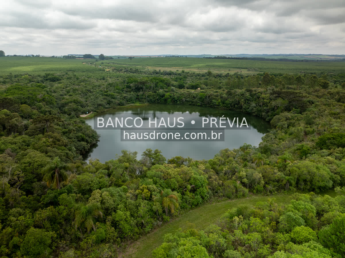 Lagoa cercada por vegetação — Vila Velha em Ponta Grossa, Paraná.