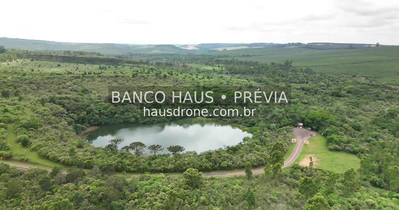 Lagoa cercada por vegetação — Vila Velha em Ponta Grossa, Paraná.