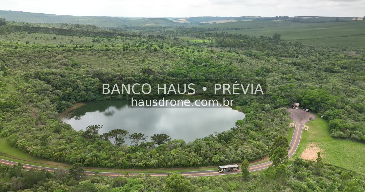 Lagoa cercada por vegetação — Vila Velha em Ponta Grossa, Paraná.