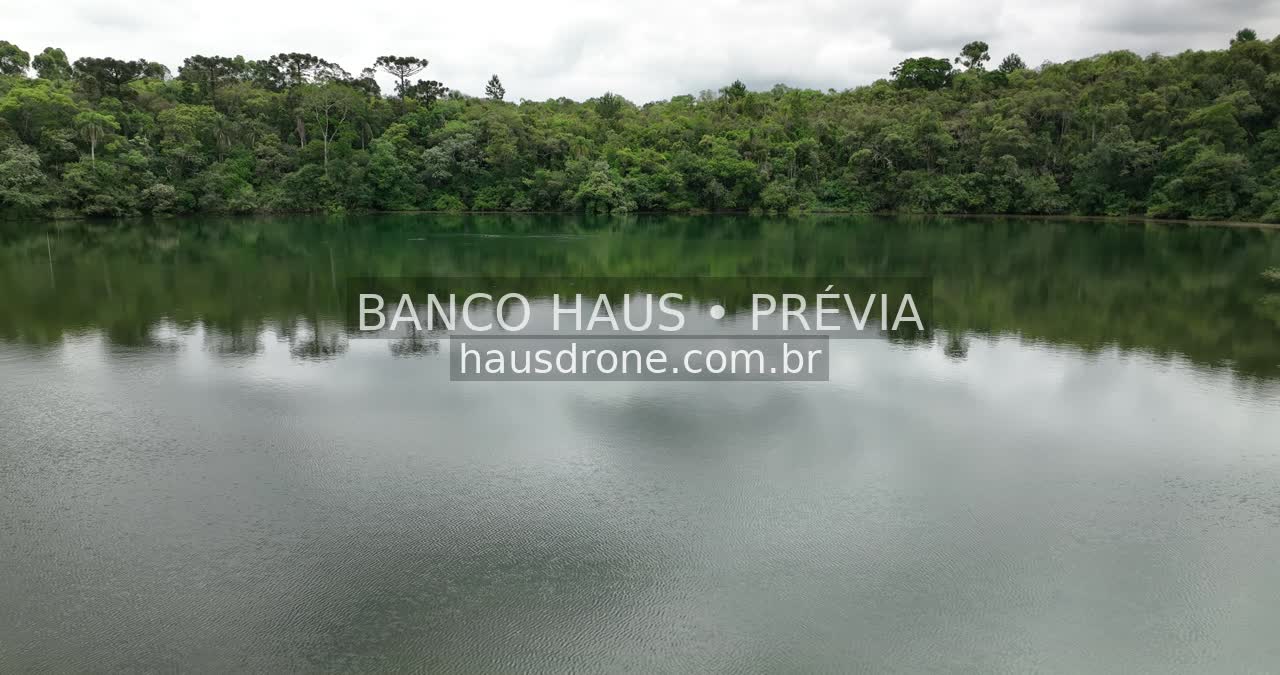 Lagoa cercada por vegetação — Vila Velha em Ponta Grossa, Paraná.