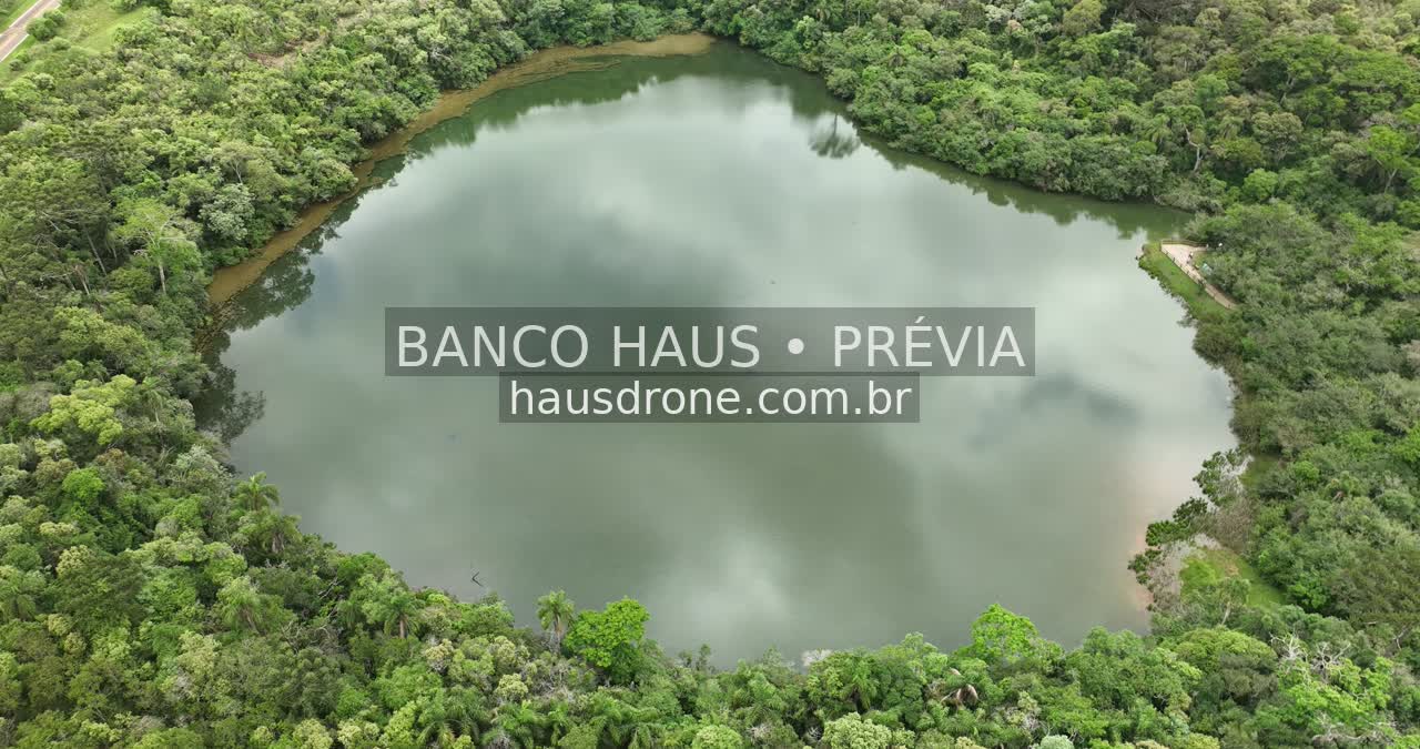 Lagoa cercada por vegetação — Vila Velha em Ponta Grossa, Paraná.