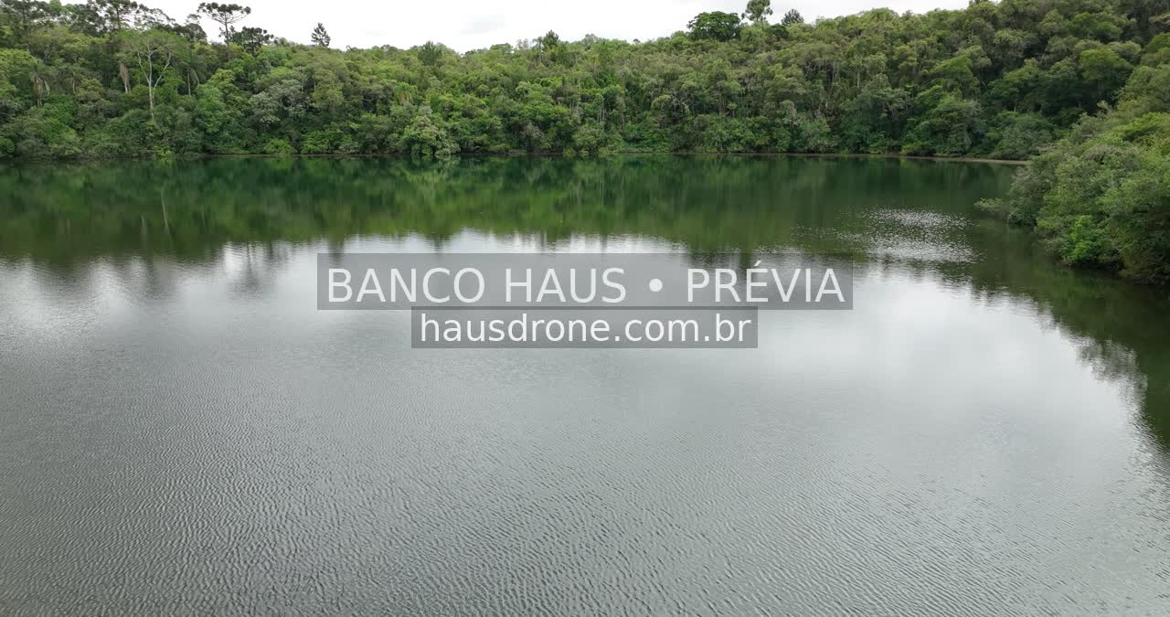 Lagoa cercada por vegetação — Vila Velha em Ponta Grossa, Paraná.